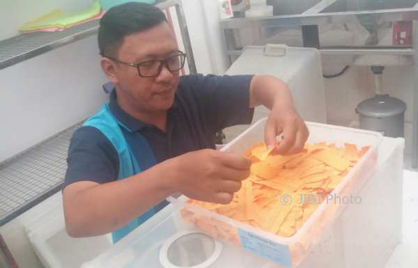 Petugas EDP menunjukkan telur nyamuk ber-Wolbachia, Rabu (13/12/2017). (Harian Jogja/Sunartono)