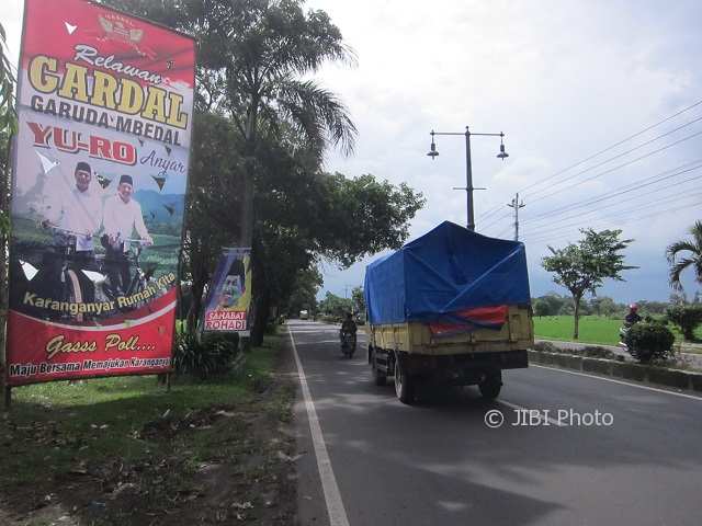PILKADA 2018 : Panwaslu dan Satpol PP Karanganyar Saling Tunggu, APK Liar Kian Marak