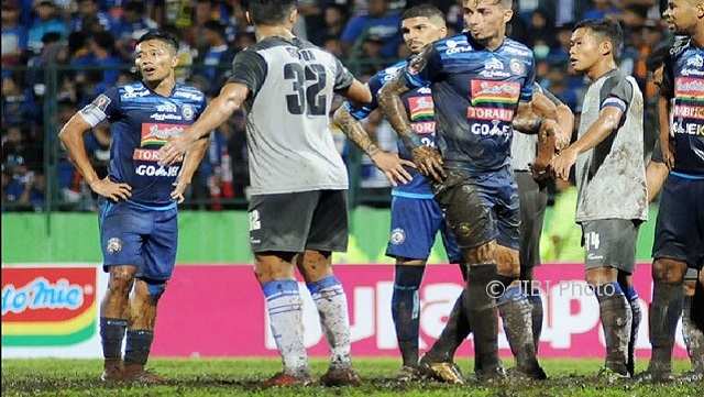 Kondisi lapangan di Stadion Gajayana, Kota Malang, Jatim saat pertandingan antara Persela Lamongan dan Arema FC, Sabtu (20/1/2018) malam. (Liga-indonesia.id)