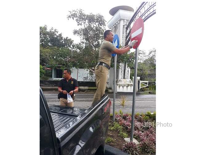Petugas Satpol PP Boyolali melepas pembalut wanita yang menempel di rambu-rambu lalu lintas di kompleks baru perkantoran terpadu Boyolali, Rabu (10/1/2018). (Istimewa/Tri Joko Mulyono)