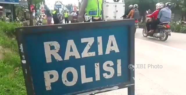 Razia di Solo Per Hari Ini, Merokok Atau Main HP Sambil Berkendara Kena Tilang!