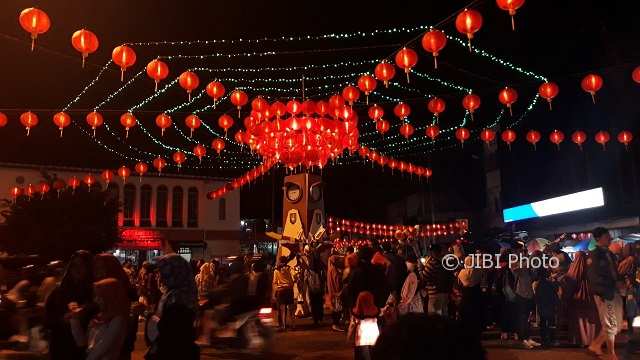IMLEK 2018 : Nyala Lampion Tahun Baru Imlek Solo Diuji Coba, Begini Suasananya
