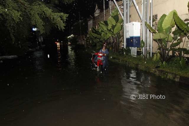 BANJIR SOLO : Diguyur Hujan 4 Jam, Anak Sungai Gajah Putih di Kerten Meluap