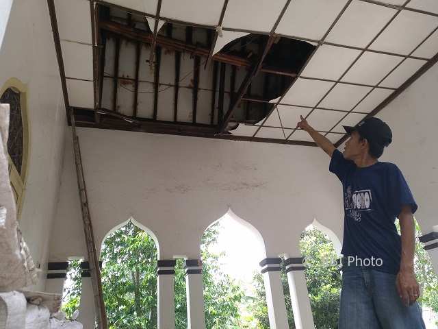 Eternit Pendapa Makam Ronggowarsito di Trucuk Klaten Ambrol