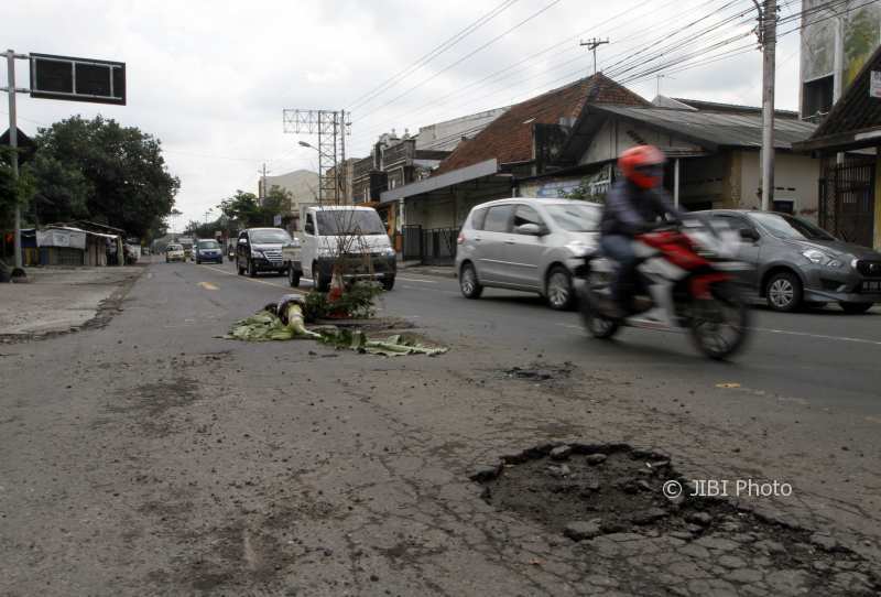 INFRASTRUKTUR SOLO : Makan 3 Korban dalam Sepekan, Lubang Jl. dr. Radjiman Ditanami Pohon Pisang