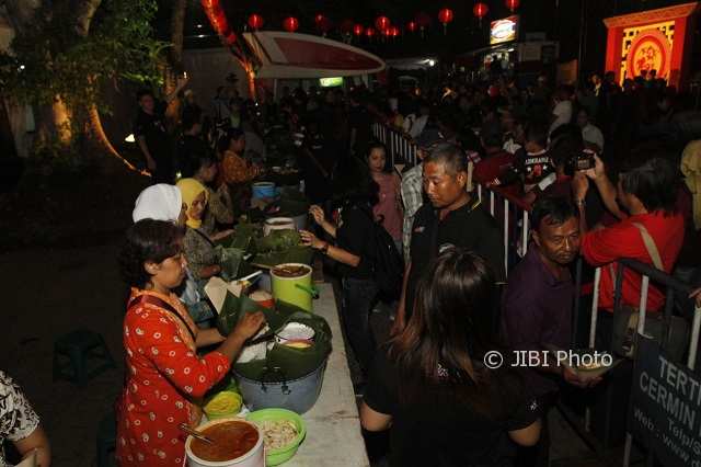 Pembagian 1.000 Pincuk Nasi Liwet Tutup Solo Imlek Fair 2018