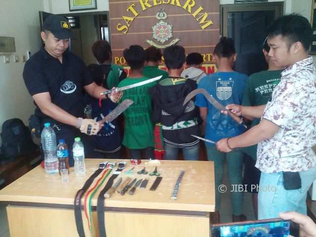 PIALA PRESIDEN 2018: Lagi, Berdalih untuk Jaga Diri Dua Suporter Bawa Senjata Tajam Ditangkap Polisi