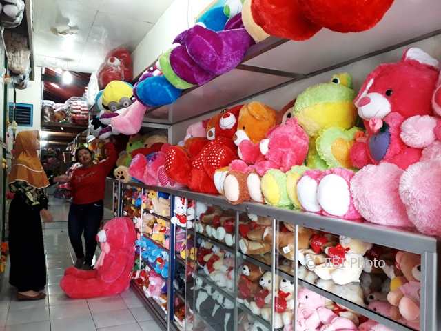 Valentine, Teddy Bear Pink dan Boneka Anjing Laris Manis