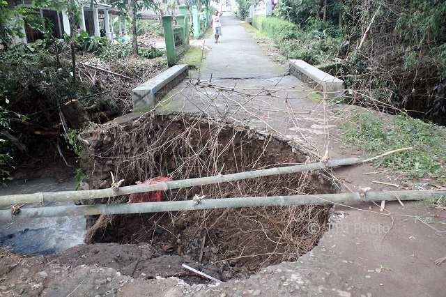 BANJIR SRAGEN : Jalan Desa Dawungan Nyaris Putus, Talut Jembatan Ambrol