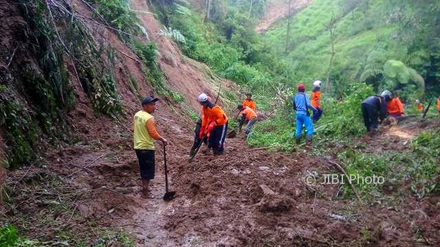 BENCANA BOYOLALI : Hujan Deras Sebabkan Longsor di Jalur SSB