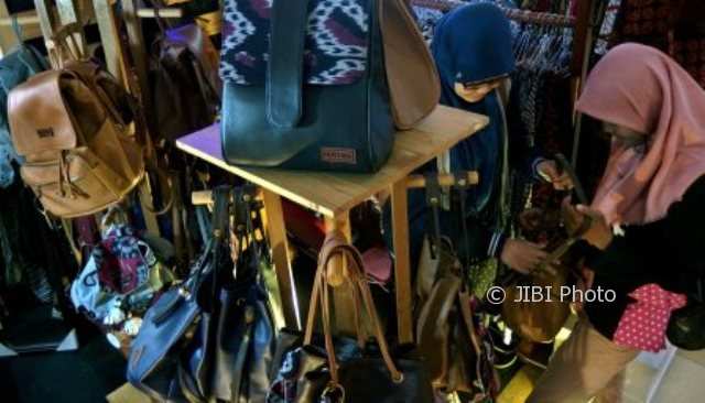 Calon konsumen memilih tas pada pameran hasil produksi UMKM di Semarang, Jateng, Kamis (1/2/2018). (JIBI/Solopos/Antara/R. Rekotomo)