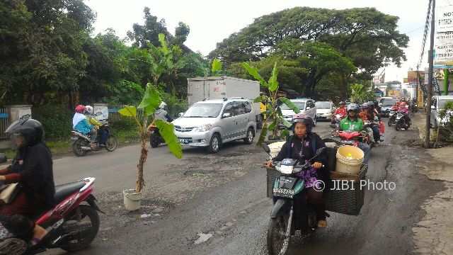 JALAN RUSAK KARANGANYAR : Jl Adi Soemarmo Colomadu Bisa Tumbuh Pohon Pisang