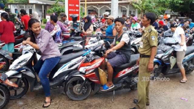 KELANGKAAN BBM : Pertalite Datang, Warga Karimunjawa Padati SPBU