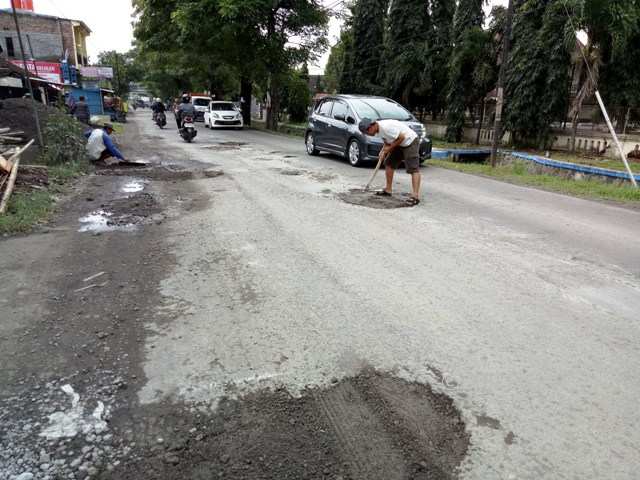 JALAN RUSAK KARANGANYAR: Musrenbangcam Colomadu Karanganyar Usulkan Pelebaran Jalan Adi Soemarmo
