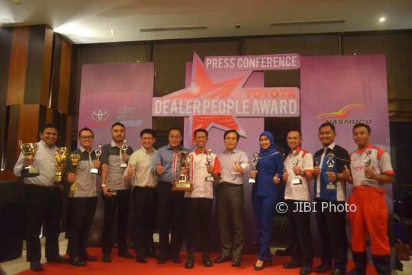 Managing Director Nasmoco Group, Fatrijanto (tengah), berfoto dengan karyawan pemenang Toyota Dealer People Award 2017, beberapa waktu lalu. (JIBI/Semarang/Istimewa-Nasmoco Group)