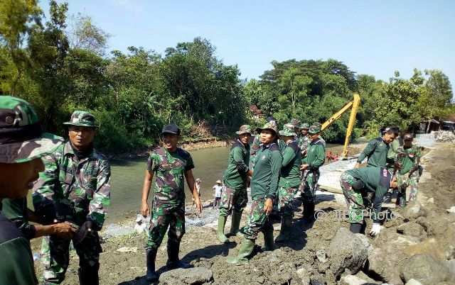 Salut! TNI Klaten Kerja Bakti Perbaiki Tanggul Kali Dengkeng
