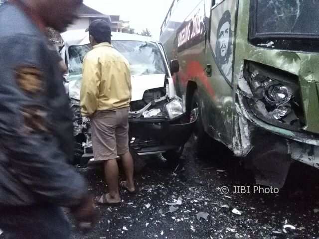 KECELAKAAN KARANGANYAR: Mobil Vs Bus Langsung Jaya di Jalan Raya Tawangmangu Karanganyar, 1 Meninggal