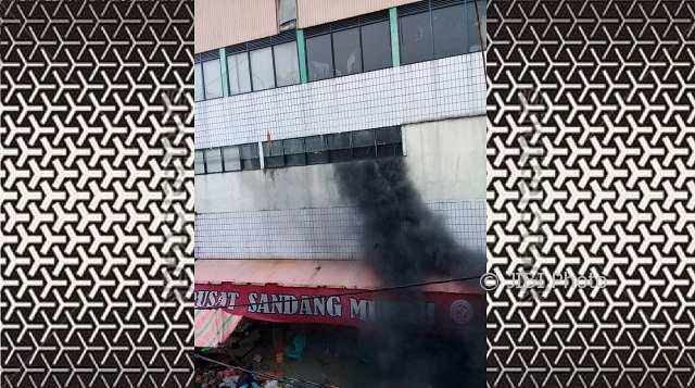 Petugas Masih Berupaya Padamkan Api di Matahari Mall Kudus
