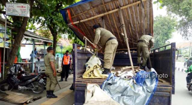 PENGGUSURAN SEMARANG : Satpol PP Bantu PT KAI Bongkar Paksa Lapak PKL Poncol