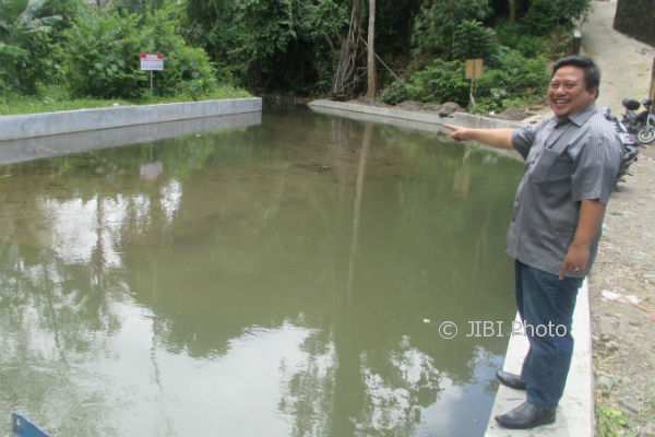 Sekretaris Desa Tridadi, Sleman, Johan Enri menunjukkan bendungan di Dusun Beran Kidul, Jumat (9/2/2018). (JIBI/Irwan A. Syambudi)