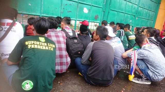 PIALA PRESIDEN 2018: Kehabisan Tiket, Bonek Pilih Nonton dari Sela Pintu Stadion Manahan