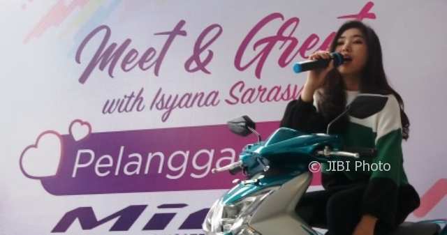 Isyana Sarasvati menyapa penggemarnya di motor matic Mio S yang dipajang di Kantor Yamaha Indonesia Motor Manufacturing (YIMM) DDS 3 Jateng, Sabtu (3/2/2018). (Imam Yuda S./JIBI/Semarangpos.com)
