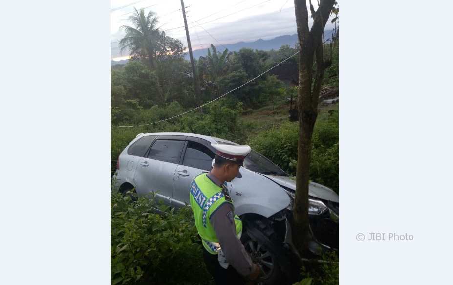 Polisi mengecek mobil yang menabrak pohon di Jatisrono, Wonogiri, Selasa (20/2/2018). (Istimewa/Polres Wonogiri)