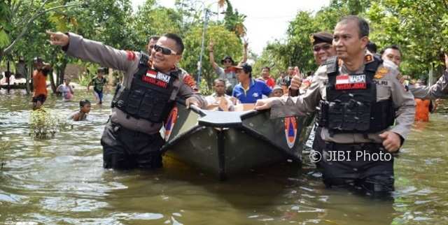Banjir Demak Tak Kunjung Surut, Polisi Salurkan Bantuan