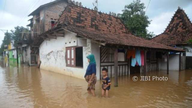 BENCANA JATENG : Banjir Rendam Seribuan Rumah di Kudus