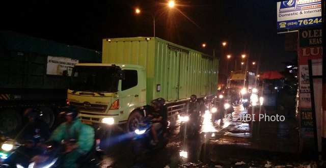 BENCANA JATENG : Banjir di Semarang Bikin Lalu Lintas Macet
