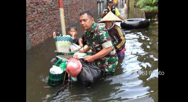 KISAH INSPIRATIF : Basah-Basahan Bantu Korban Banjir Semarang, Anggota TNI Ramai Dipuji