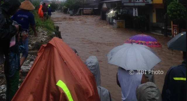 BENCANA JATENG : Mejobo Kudus Kebanjiran Gara-Gara Tanggul Sungai Piji Jebol