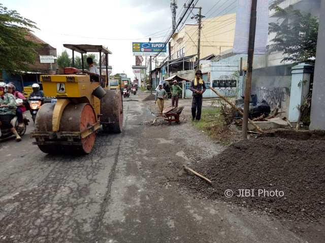 JALAN RUSAK KARANGANYAR : Akhirnya Sebagian Lubang Jl Adi Soemarmo Colomadu Ditambal