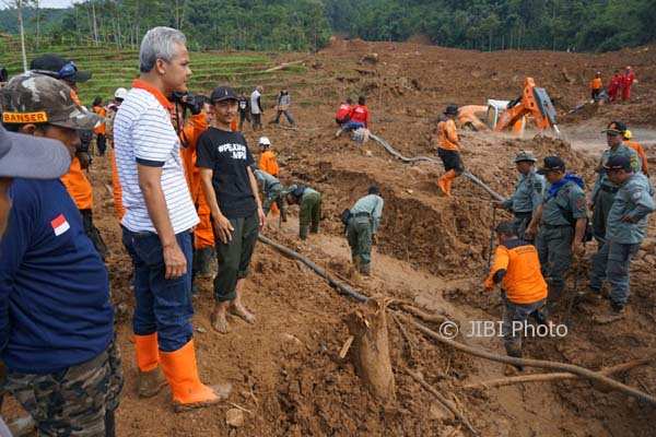 PILKADA 2018 : Datangi Lokasi Longsor, Ganjar Minta BPBD Pasang EWS