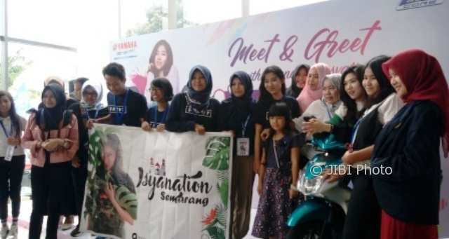 KABAR ARTIS : Seperti Ini Serunya Meet and Greet dengan Isyana