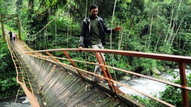 INFRASTRUKTUR BATANG : Pemkab Batang Bangun Jembatan Darurat Penghubung Desa