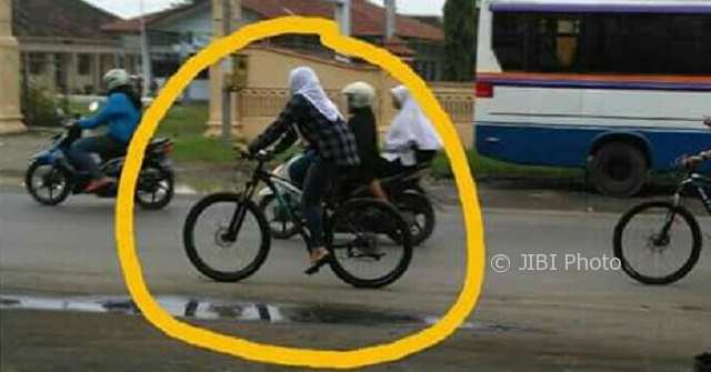 Bersepeda Tinjau Lokasi Banjir dan Jalan Rusak, Bupati Kendal Malah Dicerca