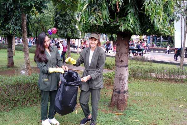 HARI PEDULI SAMPAH : Nadine Ajak Generasi Muda Minimalisasi Penggunaan Kantong Plastik