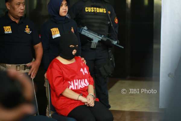 NARKOBA JATENG : Selipkan Sabu-Sabu di Pembalut, Wanita Ini Diciduk di Bandara Ahmad Yani