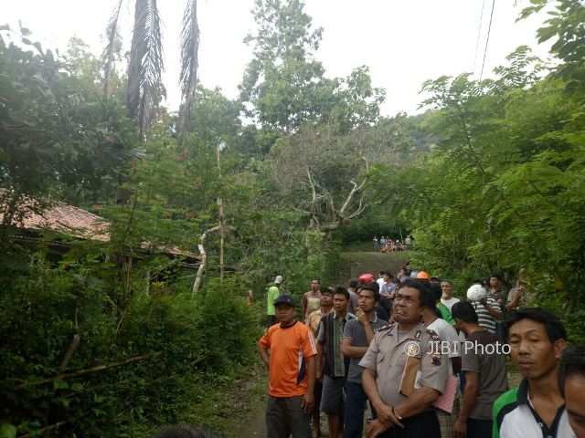 Tersetrum, Warga Purwantoro Wonogiri Meninggal di Atas Pohon