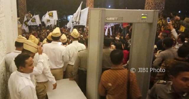 PILKADA 2018 : Rusuh, Gas Air Mata Warnai Pengundian Nomor Urut Pilgub Jateng