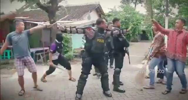 AKSI POLISI : Begini Kocaknya Kampanye Anti Hoaks Polisi Semarang