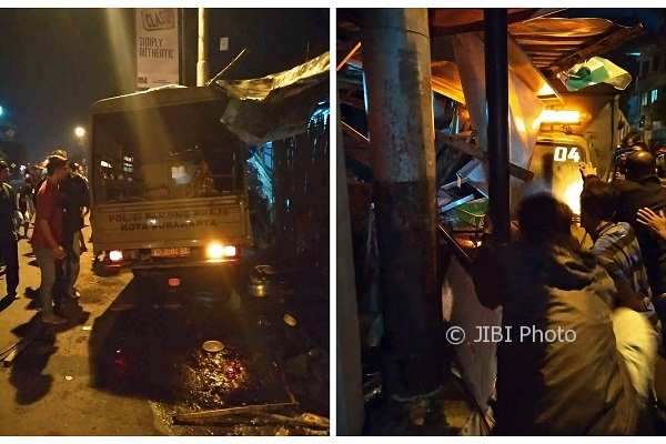 Mobil Satpol PP menabrak warung makan di tepi Jl Brigjen Katamso, Jebres, Solo. (Instagram/Info Cegatan Sukoharjo)