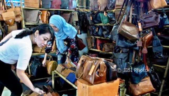 Calon konsumen memilih dompet berbahan kulit saat Finance & UMKM Expo di Mal Ciputra Semarang, Jateng, Senin (5/3/2018). (JIBI/Solopos/Antara/R. Rekotomo)