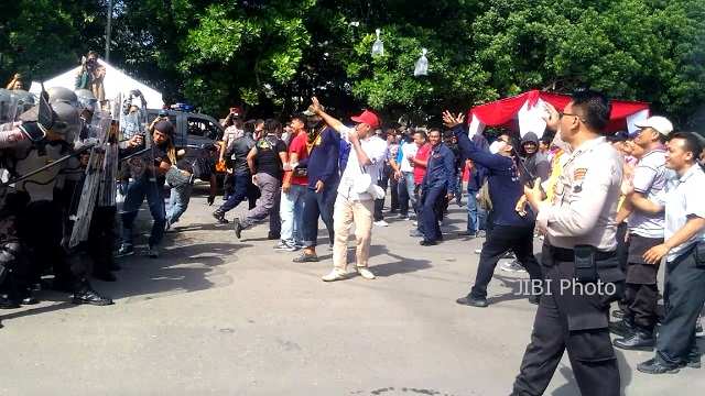 PILGUB JATENG 2018 : Penanganan Orang Gila Rusuh dan Penjinakan Bom di Simulasi Sispamkota Solo