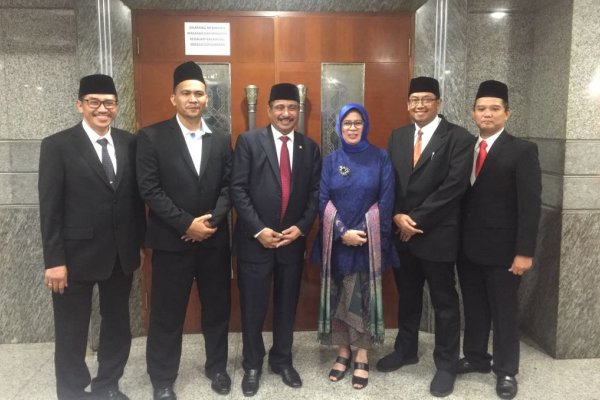 Menteri Pariwisata Aref Yahya (tiga dari kiri), Direktur Utama Badan Otorita Borobudur (BOB) Indah Juanita (tiga dari kanan) bersama jajaran direksi. BOB akan mengembangkan kawasan Borobudur menjadi lebih terpadu. (Istimewa/Badan Otorita Borobudur)