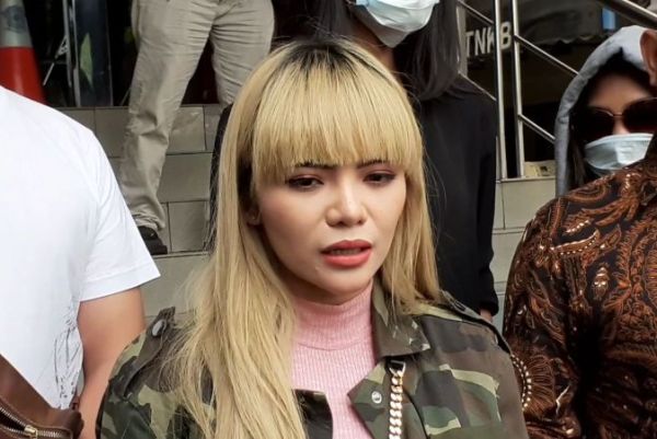 Ditangkap Polisi karena Berbikini di Jalan, Ini Sederet Kontroversi Seksi Dinar Candy