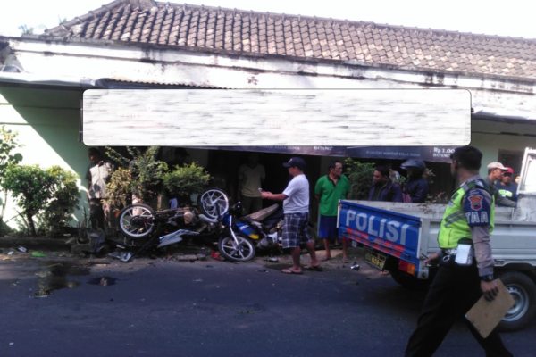 Polisi mengevakuasi mobil dan sepeda motor yang terlibat kecelakaan di jalan raya Wedi-Bayat, Desa Melikan, Wedi, Klaten, Jumat (20/9/2019). (Istimewa)