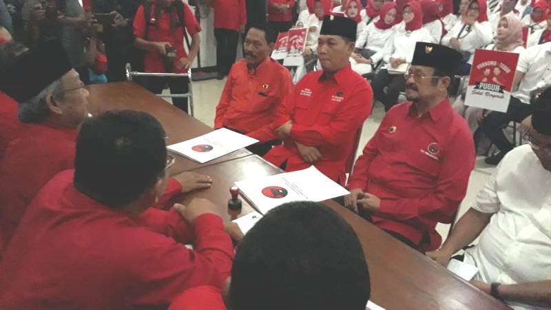 Achmad Purnomo (kedua kanan)-Teguh Prakosa (ketiga kanan) mendaftar ke DPC PDIP Solo, Senin (23/9/2019). (Solopos-Nicolous Irawan)