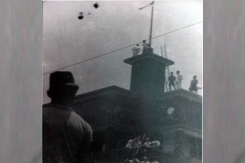 Perobekan warna biru pada bendera Belanda di Hotel Yamato, Surabaya, Jatim, 10 November 1945. (Wikimedia.org)